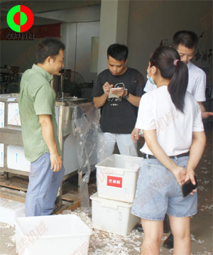 知名企業(yè)客戶考察公司現(xiàn)場,并測試大蒜加工生產(chǎn)設備！