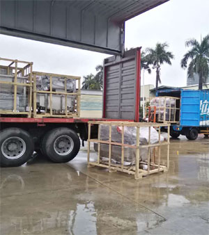 停雨間隙，抓緊時間兩車同時裝車發(fā)貨！