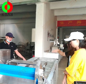 客戶親臨我司考察，測(cè)試蔬果切割清洗等設(shè)備！