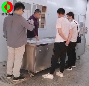 蔬菜清洗設(shè)備送達(dá)客戶現(xiàn)場(chǎng),并考察其后續(xù)改造項(xiàng)目設(shè)備需求！