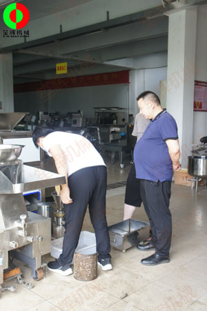 廣西客戶親臨我司考察并測試磨骨機(jī)等一批水產(chǎn)肉類加工機(jī)械！