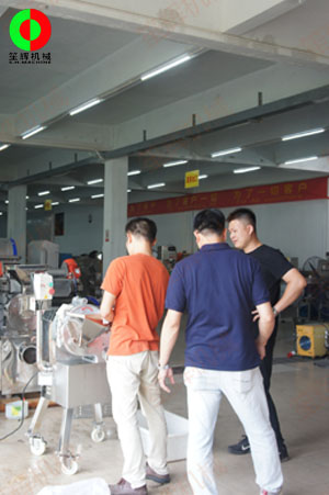 瓜果三維切丁機(jī)測(cè)試效果滿意，客戶付款購買隨車運(yùn)走！