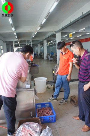 佛山某肉食品加工配送中心客戶一行人親臨我司測(cè)試訂購洗排骨機(jī)等設(shè)備！