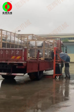 廣東近日雨雨雨,也要將客戶的設(shè)備準時裝車發(fā)貨！